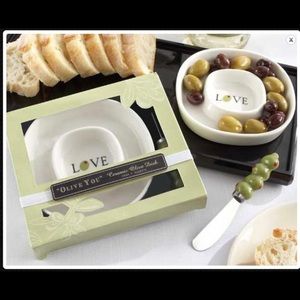 (5) Olive you trays and spreaders. Great as favors!